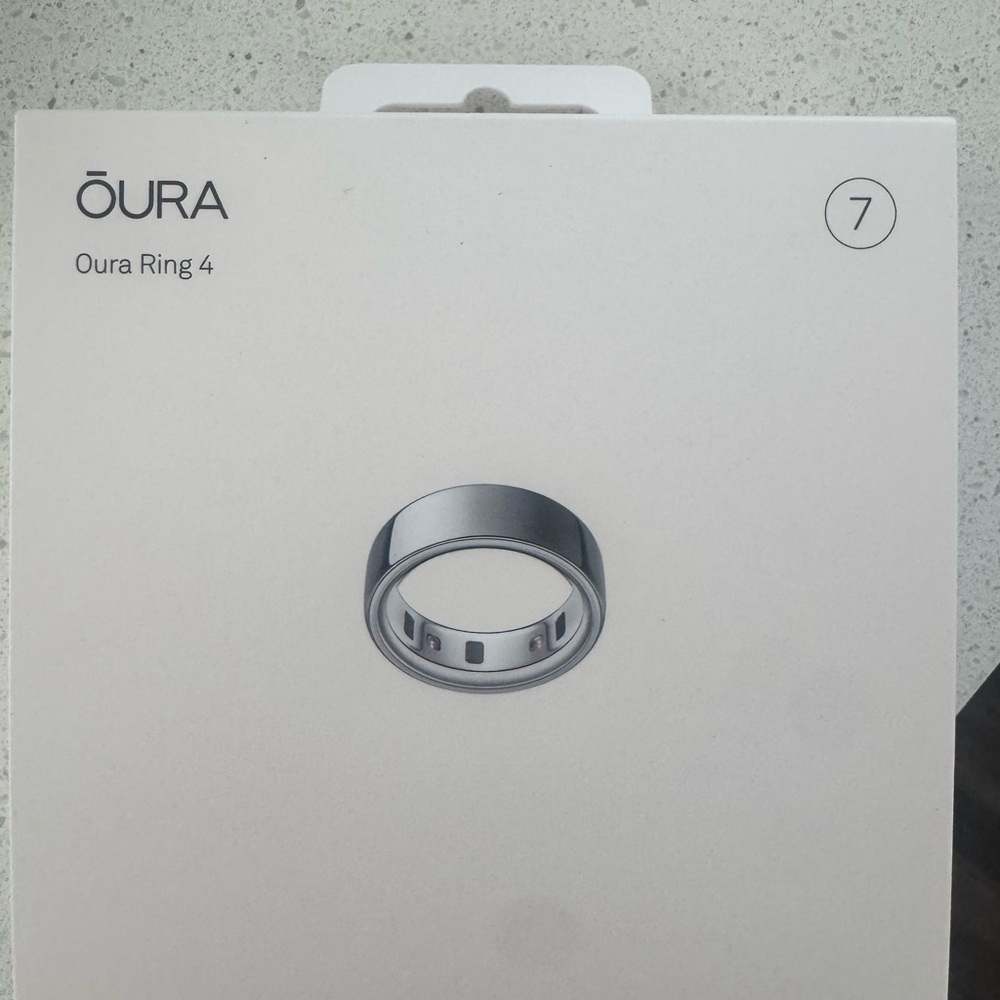 Oura Ring 4 in Brushed Silver